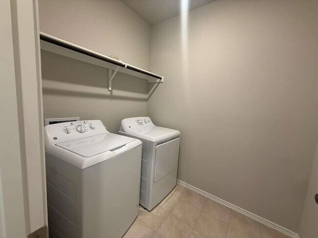 Building Photo - 4521 Bridal Veil Dr