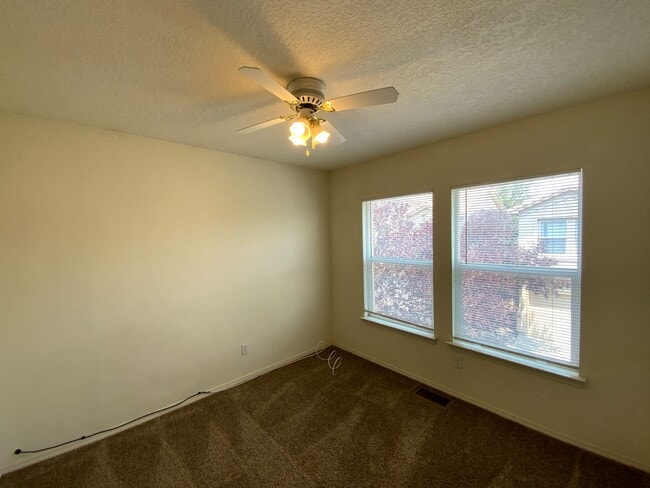 Building Photo - 3 Bedroom Home Available In Gated Communit...