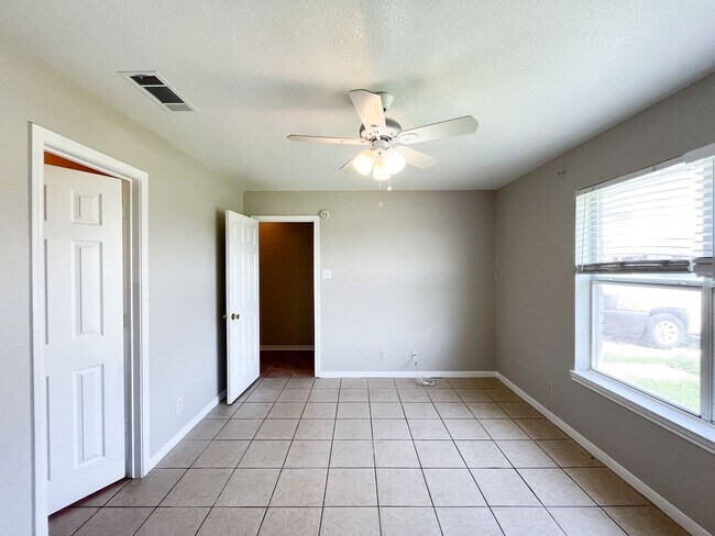 Building Photo - 3207 Raven Dr