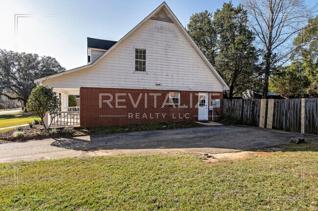 Building Photo - Creole Style 3 Bed 2.5 Bath Home on Oversized Lot