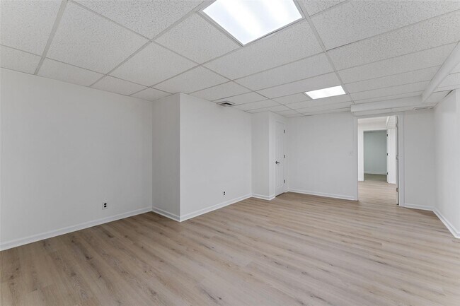 Building Photo - 25 Saxon Wood Rd