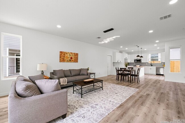 Building Photo - 420 Dreiss St
