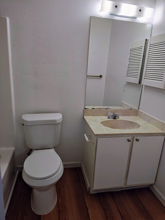 Building Photo - 1222 Royal Crest Dr