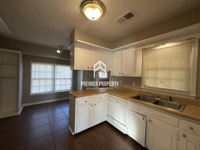 Building Photo - 5560 Cottonwood Rd