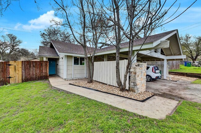 Building Photo - "Charming 2 Bed Apartment in Austin, TX wi...