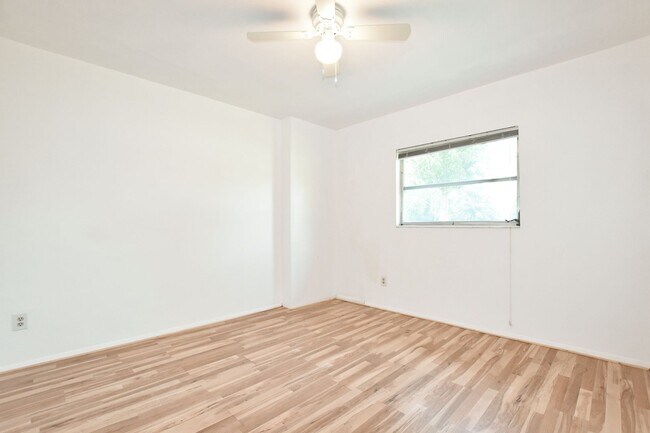 Building Photo - 3530 NW 34th Pl