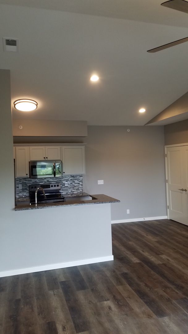 Building Photo - 1 Bedroom 1 Bath Garden Level Lakeside Apartment