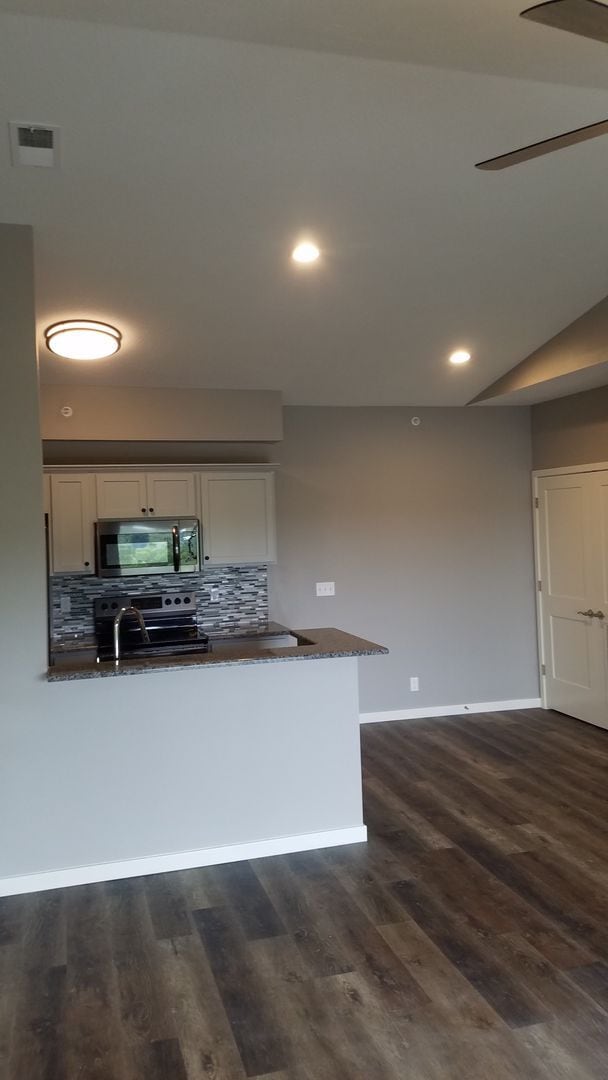 Building Photo - 2 Bedroom 2 Bath Garden Level Lakeside Apartment for rent in  Branson, MO - Offering Flexible Lea...