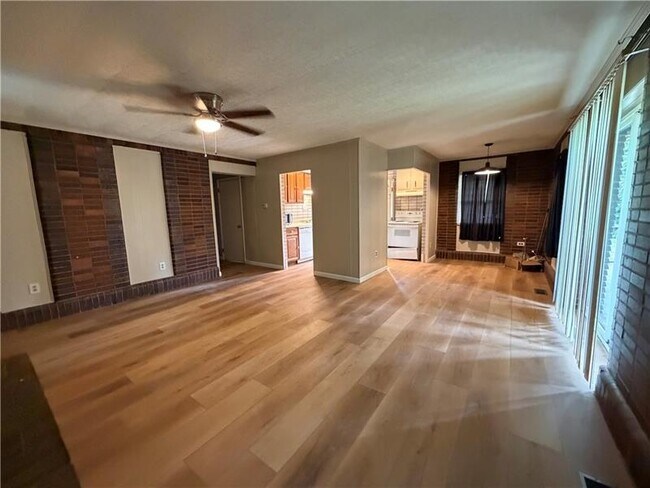 Building Photo - 735 Athalia St