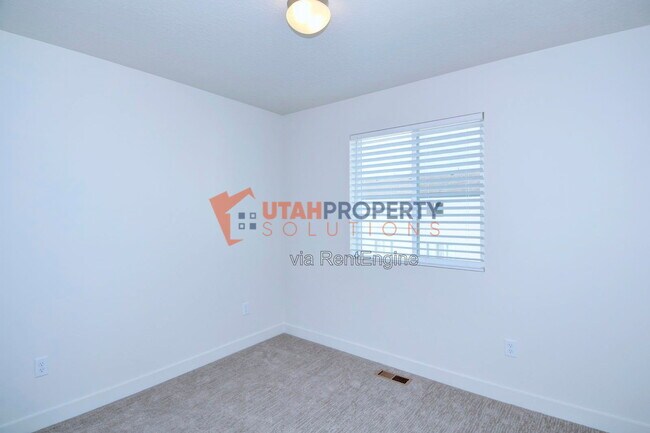 Building Photo - 1043 W 400 S