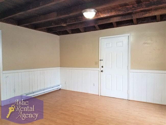 Building Photo - Charming 2 Bedroom 1 Bathroom Cottage By the River