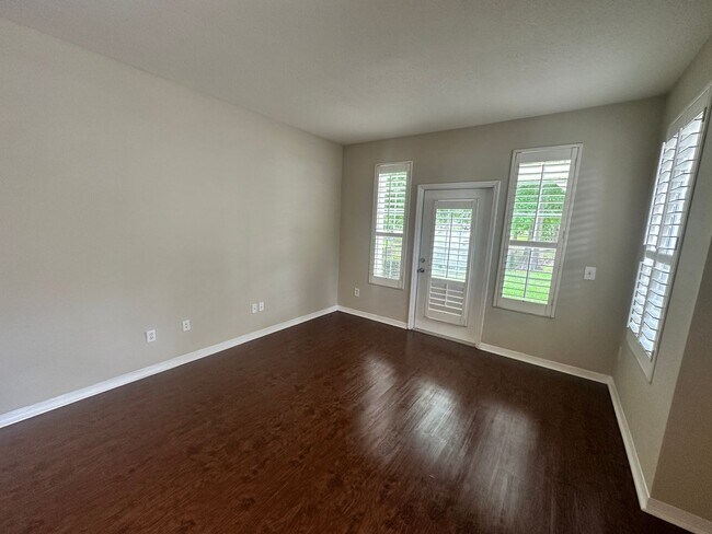 Building Photo - 13700 Richmond Park Dr N