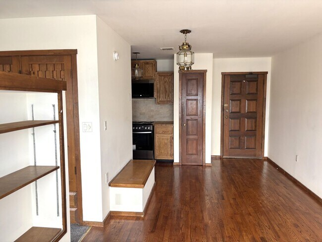 Building Photo - Classic Studio in the Heart of Downtown Sa...