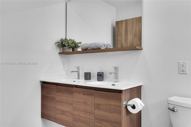 Building Photo - 617 NW 30th Ct