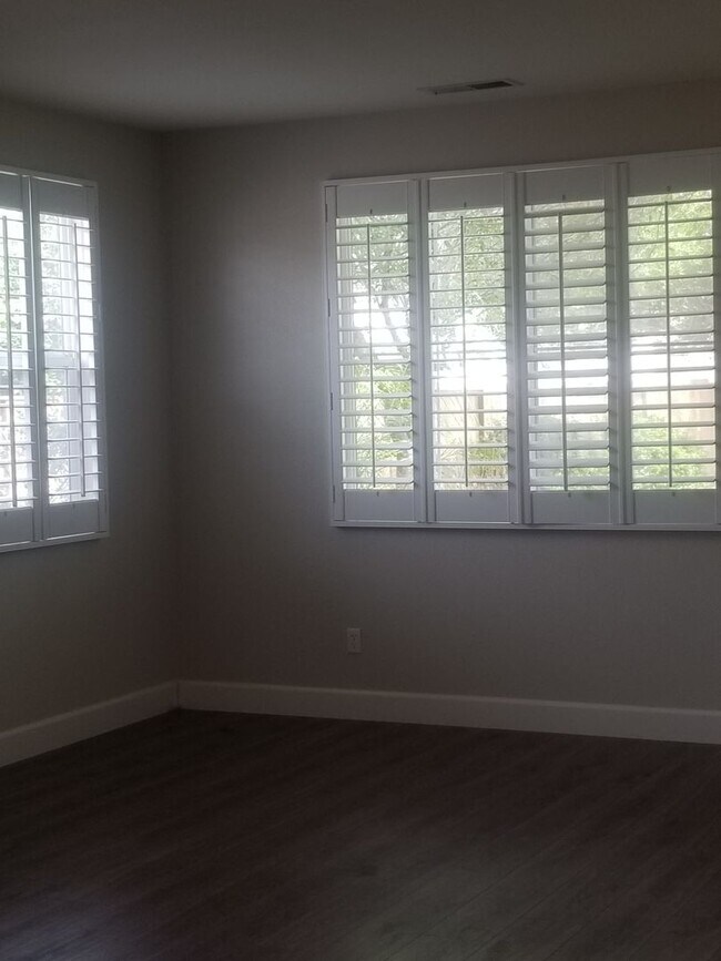 Building Photo - Nice single level Lincoln Crossing Home on...