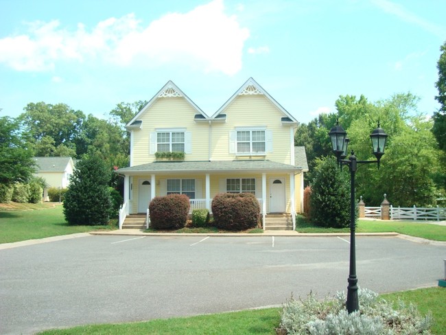 Building Photo - Cloverdale Village - SFR's