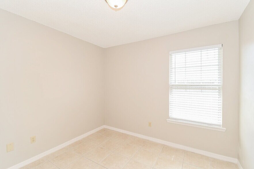 Building Photo - 809 Long Lake Dr