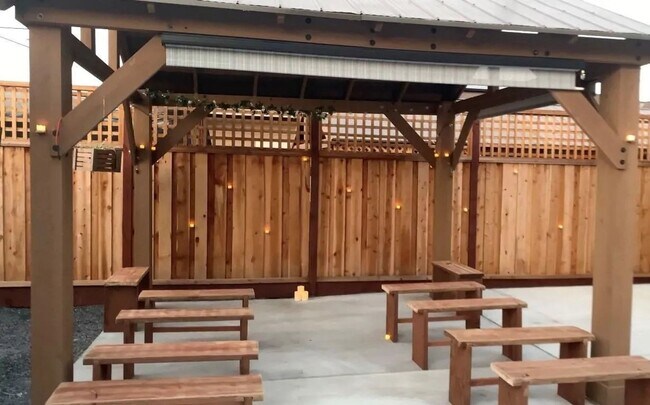 Building Photo - 1323 Dogwood Dr