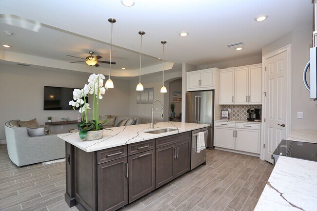 Building Photo - **Brand New, Bright & Beautiful Bonita Spr...