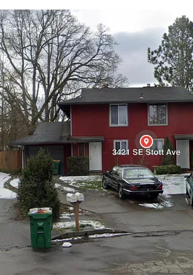 Building Photo - 3421 SE Stott Ave