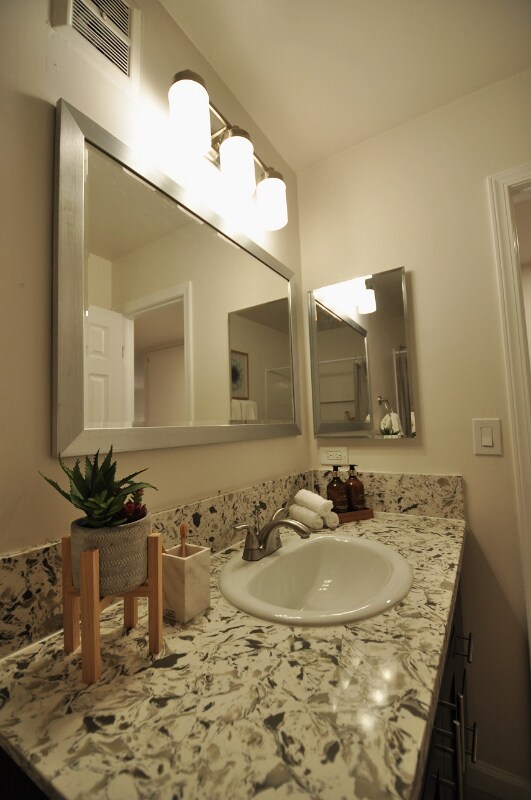 Building Photo - 6620 Linda Vista Rd