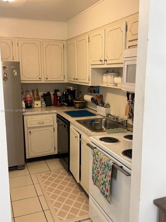 Building Photo - 447 NE 195th St