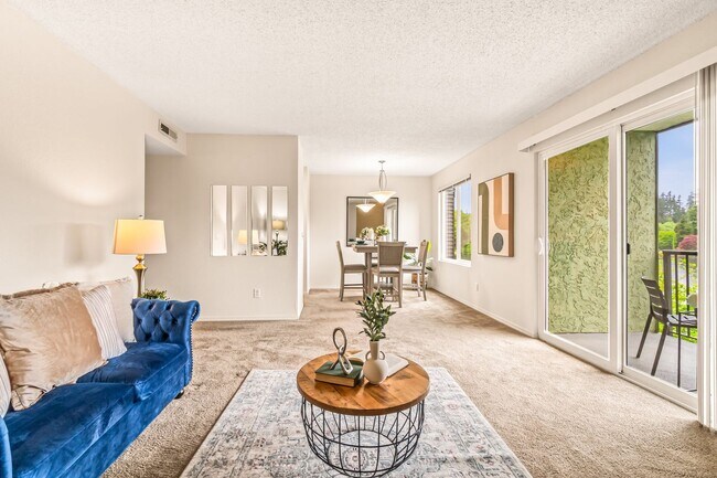 Building Photo - 2 Bedroom 1 Bathroom Lakeside Unit!