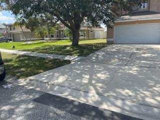 Building Photo - Large 4 Bedroom 2 & 1/2 Bath - 2 story Hom...