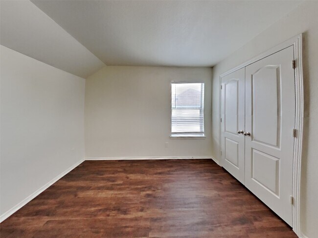 Building Photo - 2013 Briar Grove Dr
