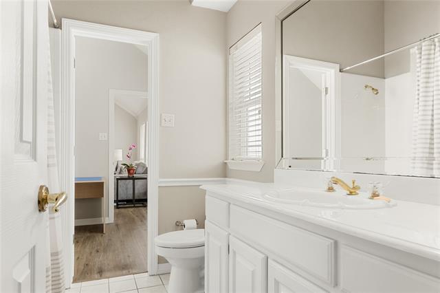 Building Photo - 118 W Greenbriar Ln