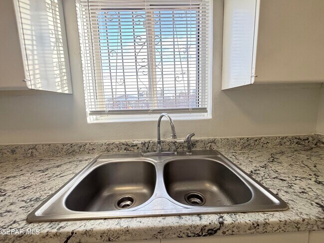 Building Photo - 4724 Sierra Madre Dr