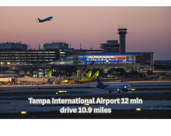 Building Photo - 109 W Hollywood St