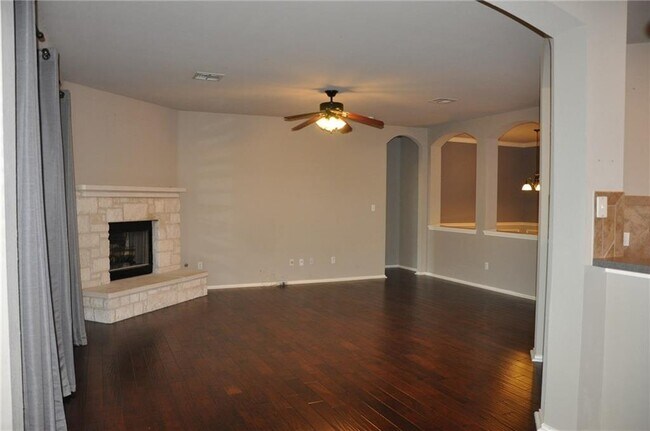 Building Photo - 507 Las Colinas Dr