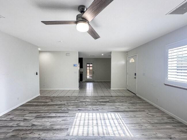 Building Photo - 1240 W Mariposa Ave