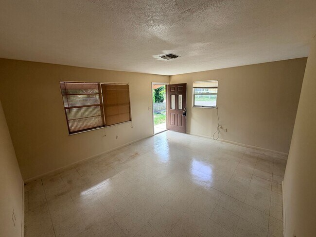 Building Photo - 5743 Elm St