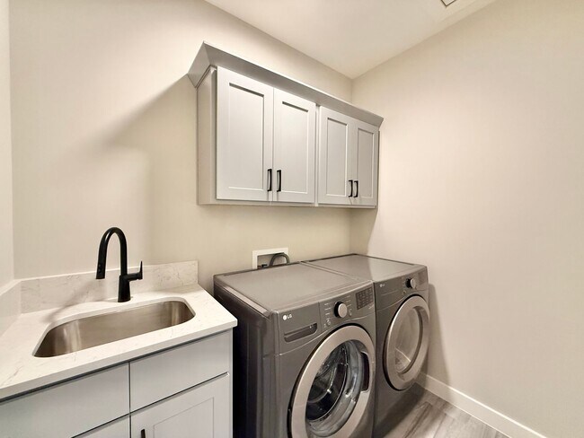 Building Photo - Brand New Luxury 3BD, 2.5BA Downtown Ralei...