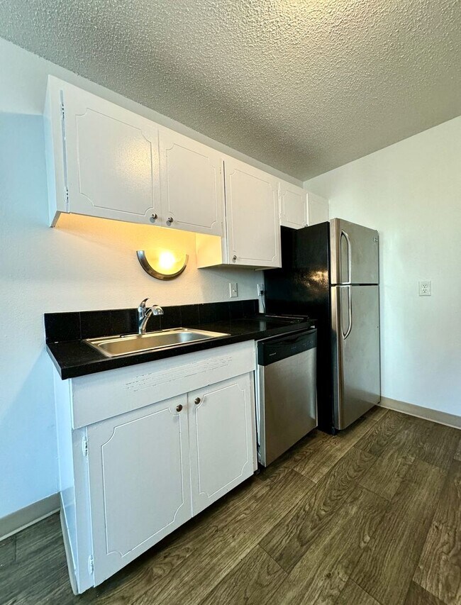Building Photo - **$750 DEPOSIT & FREE FIRST MONTH'S RENT** Hudson Court - Spacious Main Floor Unit~ Great Natural...