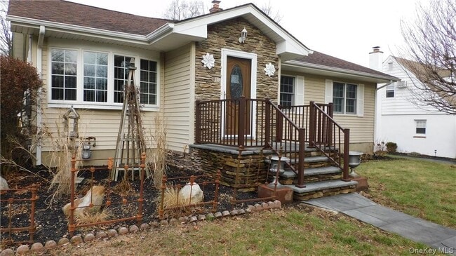 Building Photo - 10 S Nauraushaun Rd