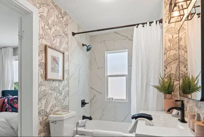 Building Photo - Completely furnished ready to live in just...