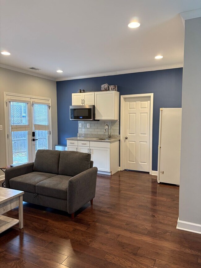 Building Photo - Beautiful Home Conveniently Located in Alexandria w/ Lower Level Suite