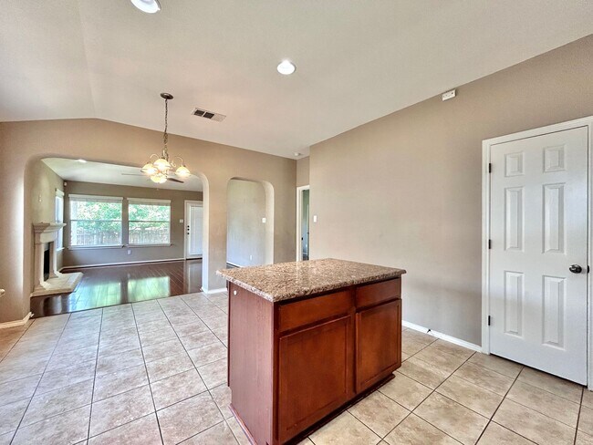 Building Photo - Beautiful & Spacious 3BR/2.5BA One-Level H...