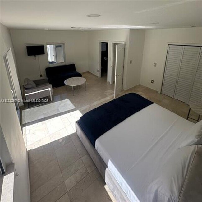 Building Photo - 17650 NE 19th Ave