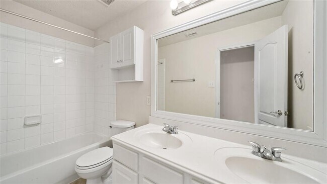 Building Photo - 9219 E Lakeside Dr
