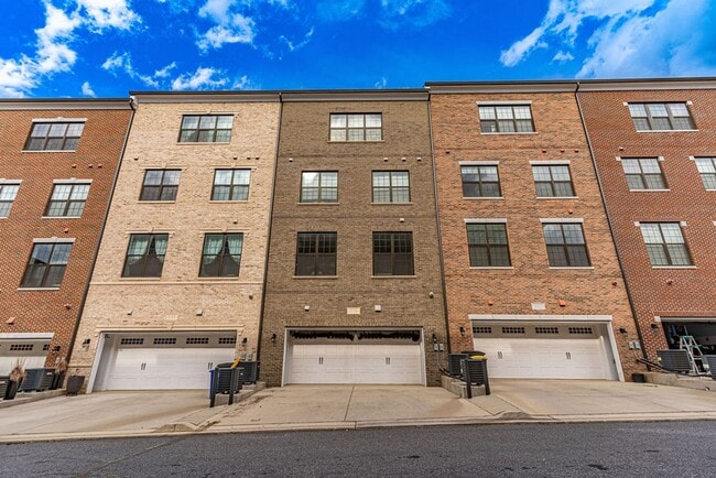 Building Photo - Luxury Townhome with Stunning Views and Pr...