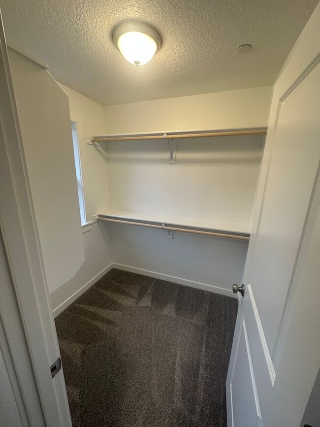 Building Photo - Newer low maintenance duplex in highly desired Camas area w/ great schools!