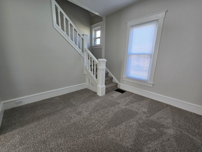 Building Photo - 2 Bedroom Home in Bloomington