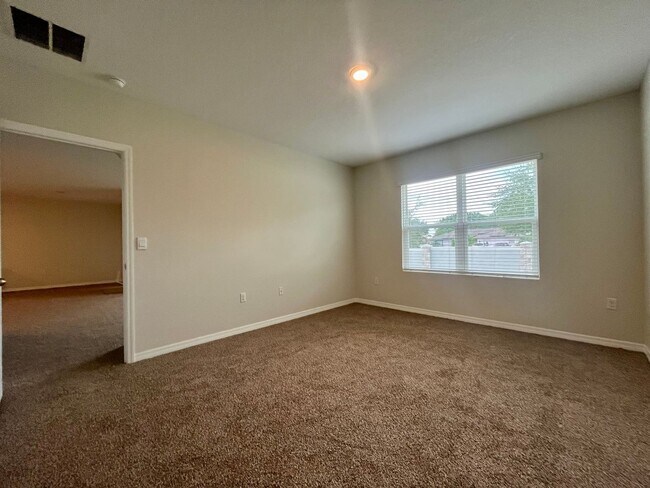 Building Photo - Stunning 4 bed/ 2 bath home!!