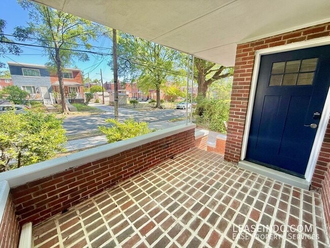 Building Photo - 733 Crittenden St NE
