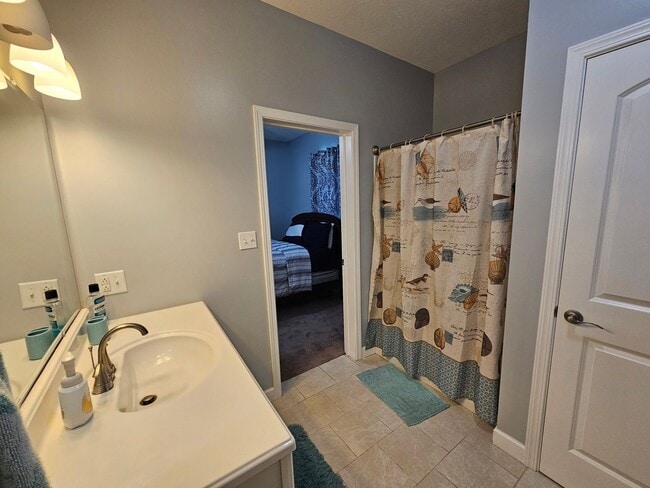 Building Photo - 4 Bedroom, 3 Bathroom home AVAILABLE 07/01...