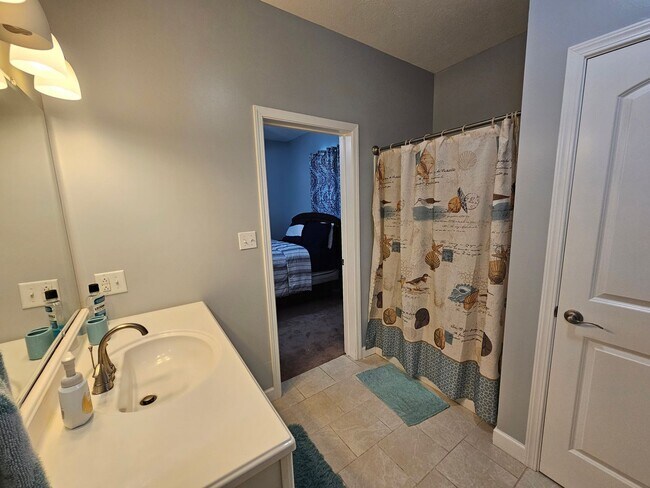 Building Photo - 4 Bedroom, 3 Bathroom home AVAILABLE 6/4/26